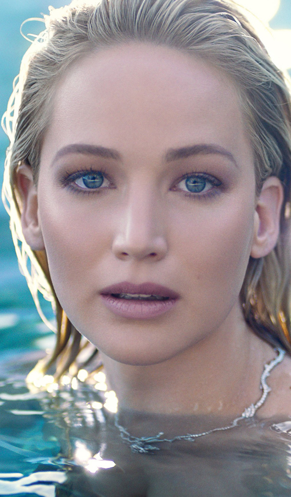 Актриса Дженнифер Лоуренс в воде