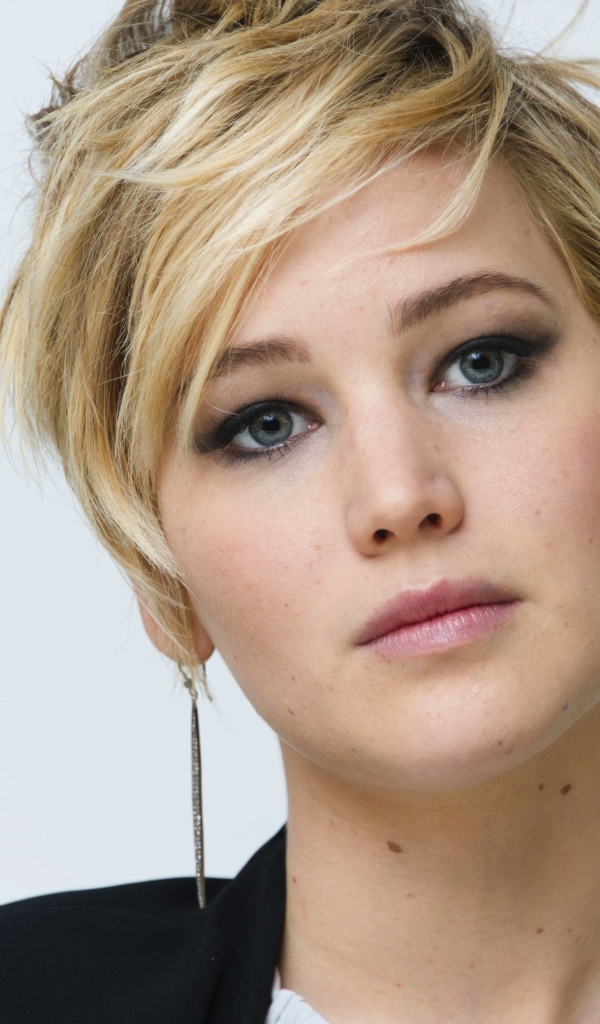 Актриса Дженнифер Лоуренс с короткой стрижкой