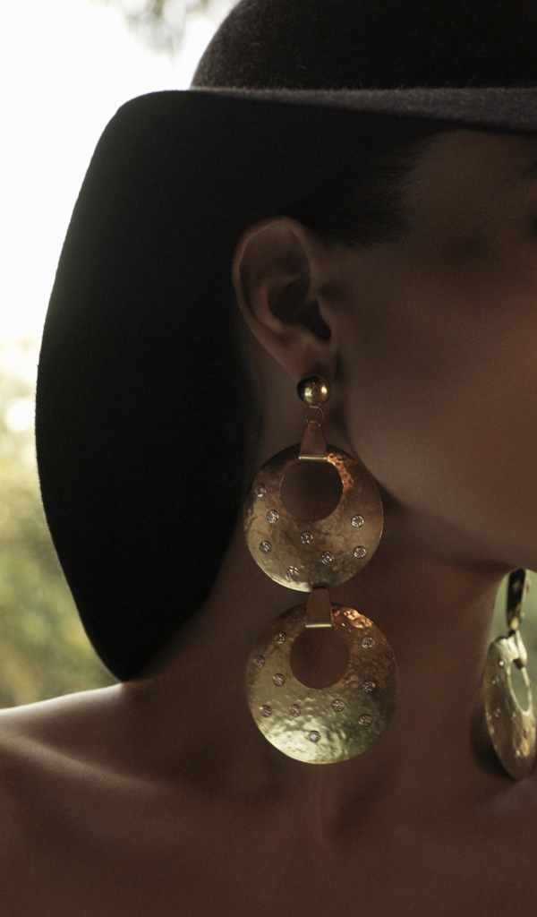 Актриса Дженнифер Лопес в большой черной шляпе