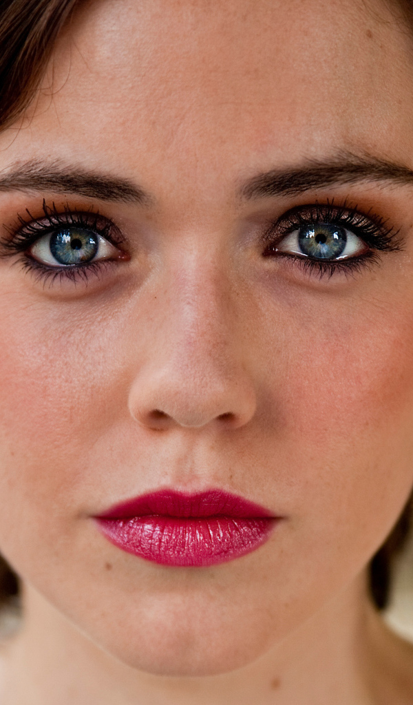 Актриса Дженни Жак с ярким макияжем 