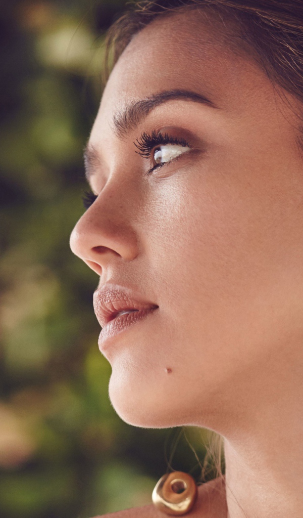 Актриса Джессика Альба с красивыми серьгами