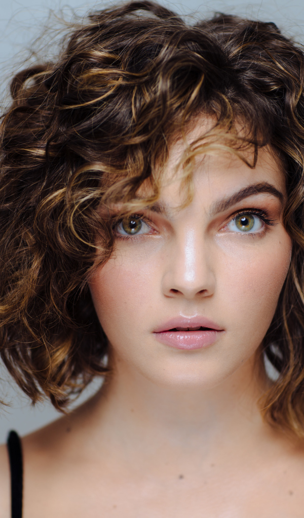 Актриса Камрен Бикондова на сером фоне