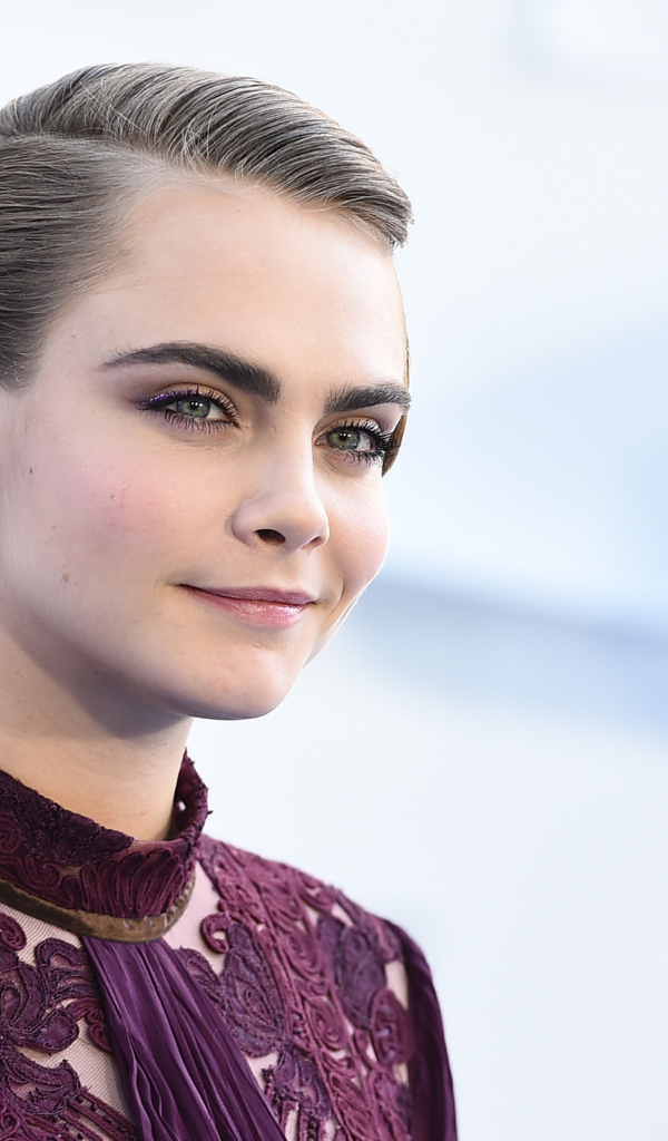 Актриса Кара Делевинь с очаровательной улыбкой