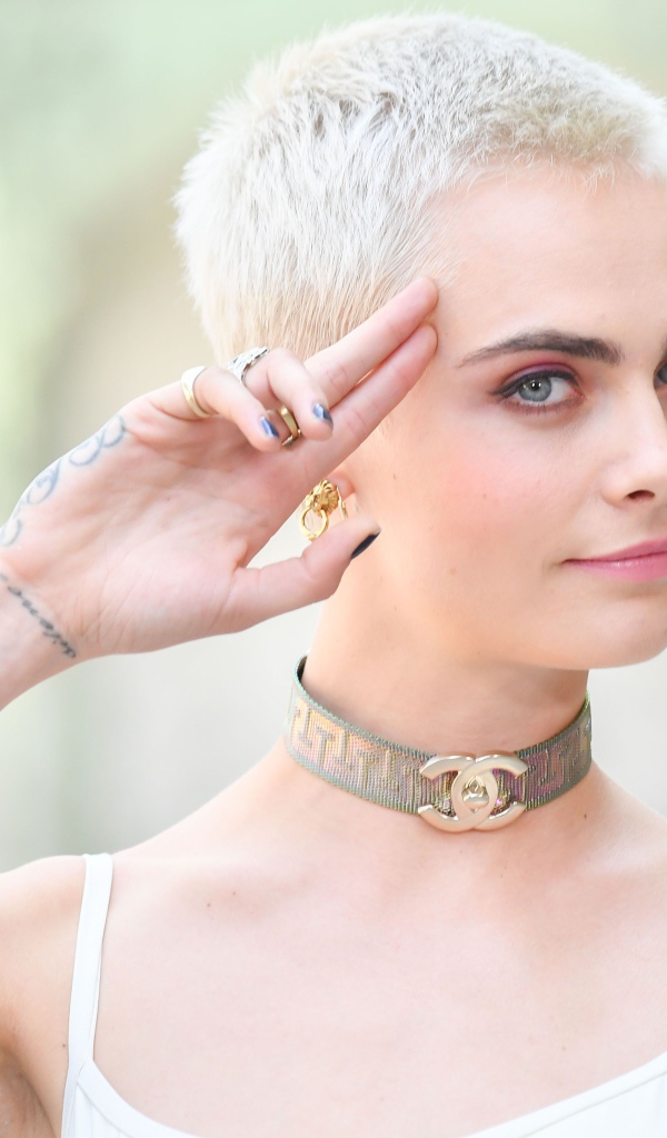 Актриса Кара Делевинь с короткой стрижкой и татуировкой на руке