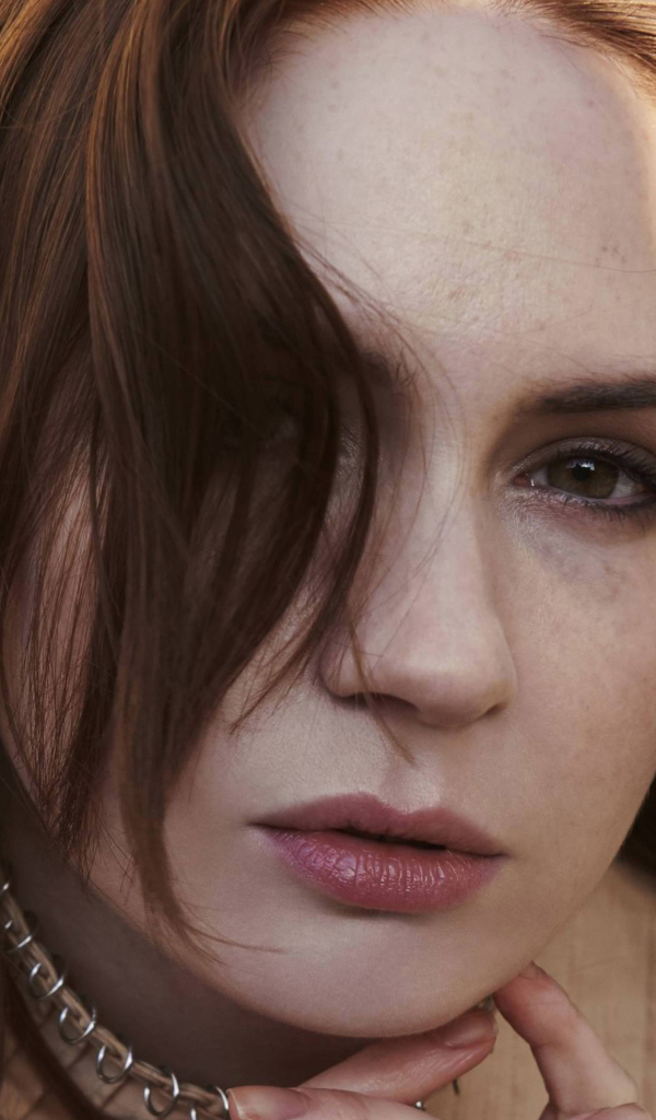 Актриса Карен Гиллан с распущенными волосами