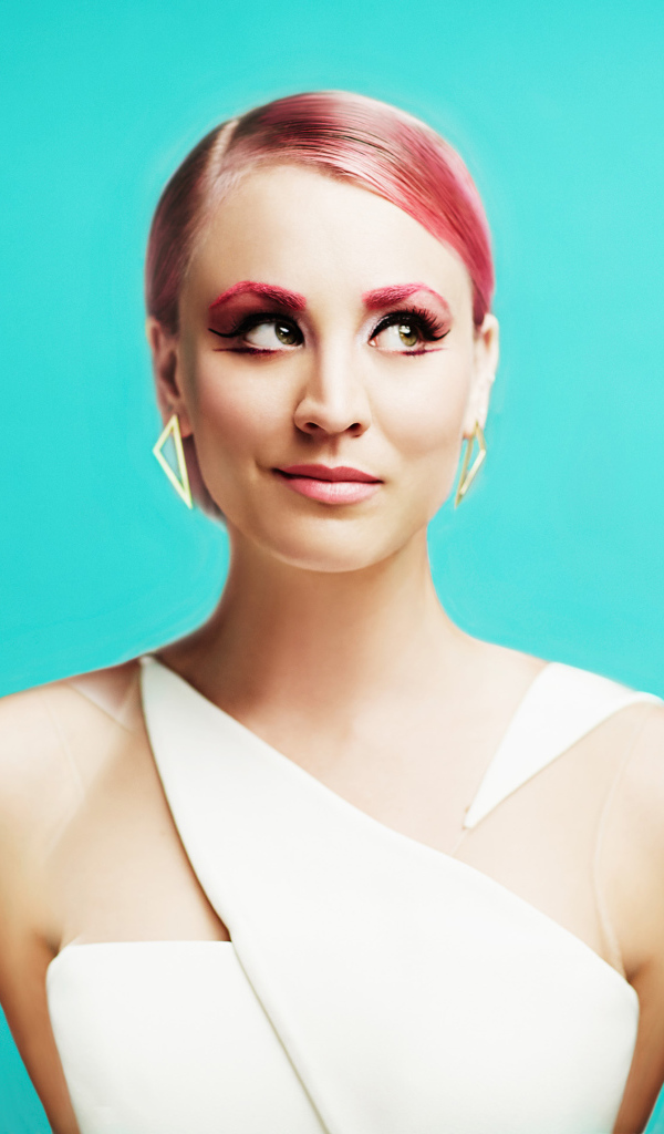 Актриса Кейли Куоко с ярким макияжем на голубом фоне