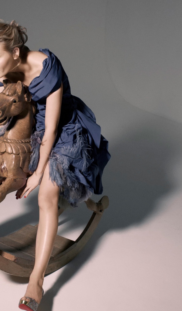 Актриса Кирстен Данст на деревянной лошадке