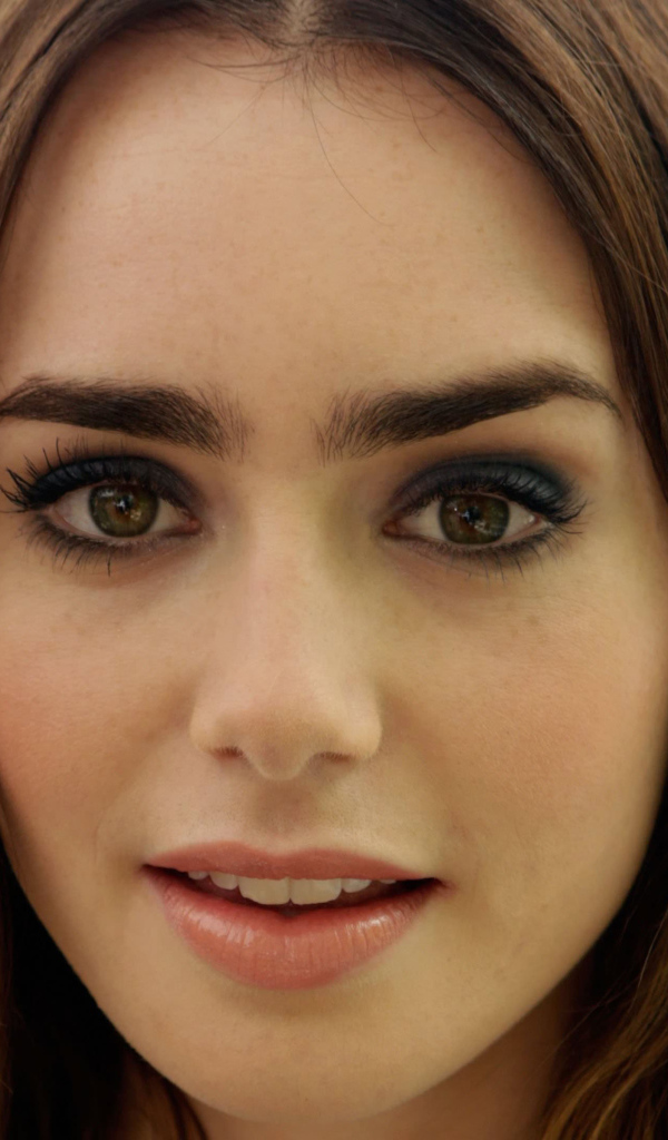 Актриса Лили Коллинз крупным планом