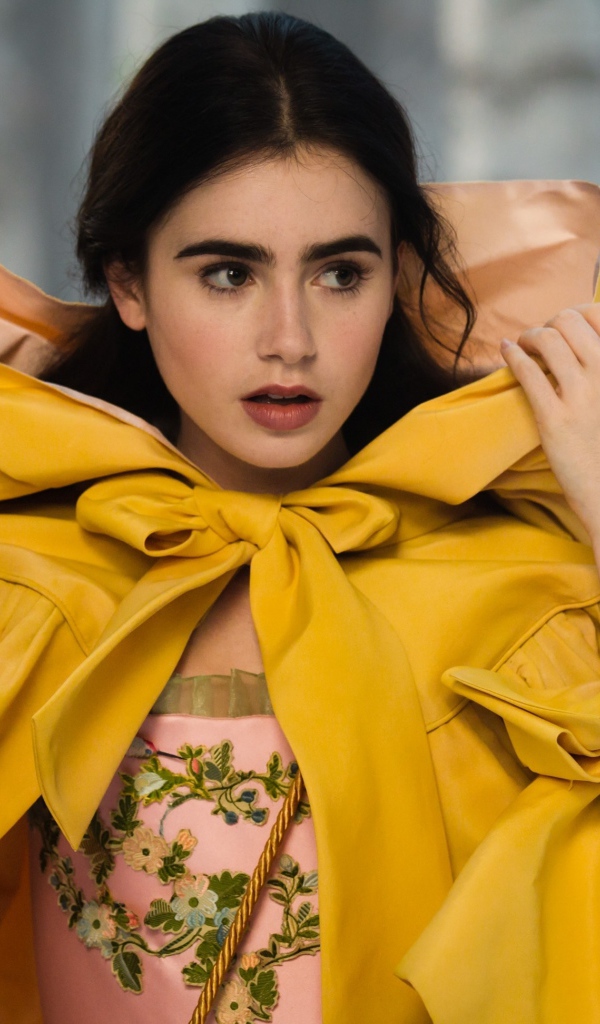 Актриса Лили Коллинз в желтом плаще