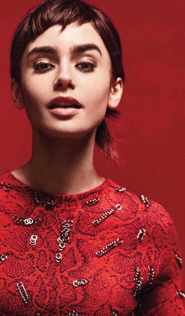 Актриса Лили Коллинз фото на красном фоне