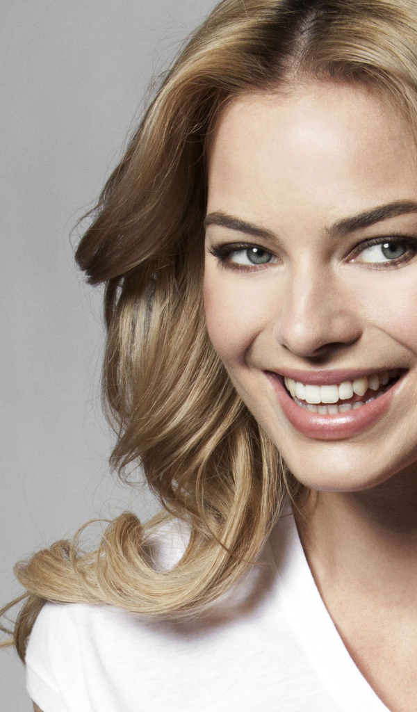 Актриса  Марго Робби с очаровательной улыбкой