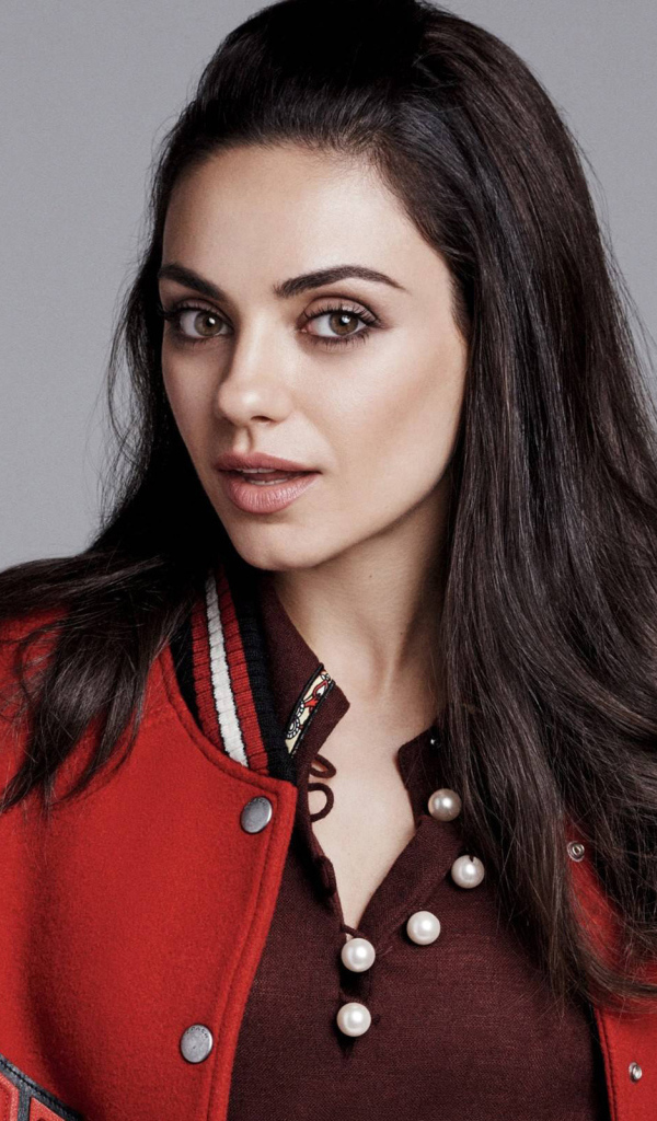 Актриса Мила Кунис в спортивной куртке