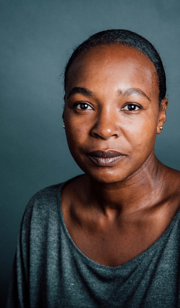 Актриса Надин Маршалл на сером фоне