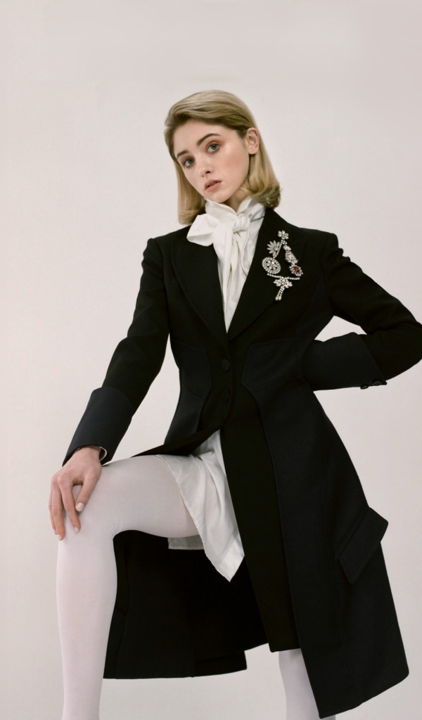 Актриса Наталия Дайер в черном пальто 