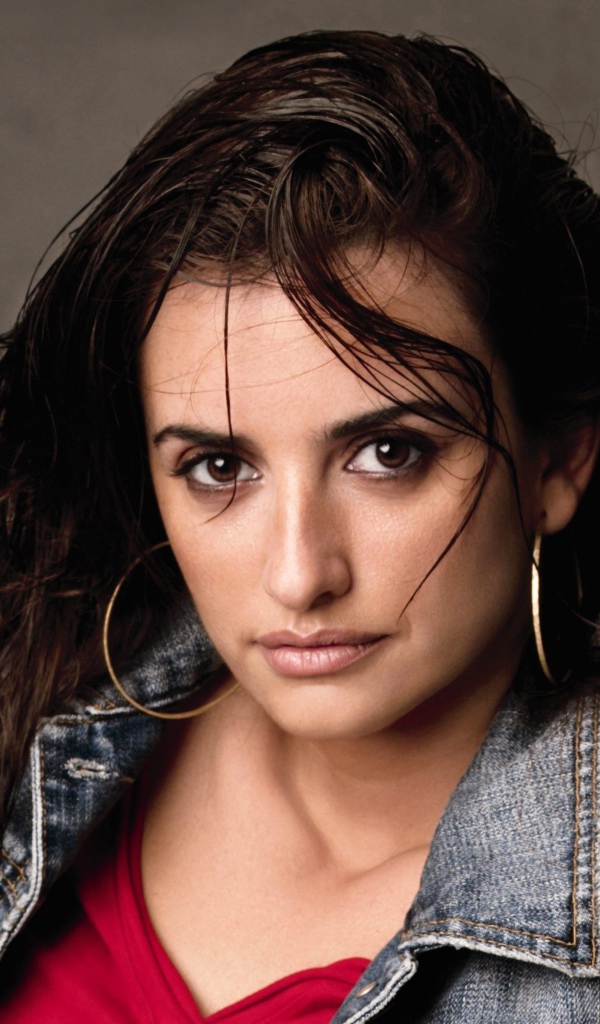 Актриса Пенелопа Крус в джинсовой куртке