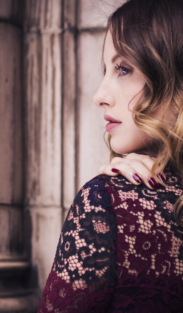 Актриса Рози Фортескью боком