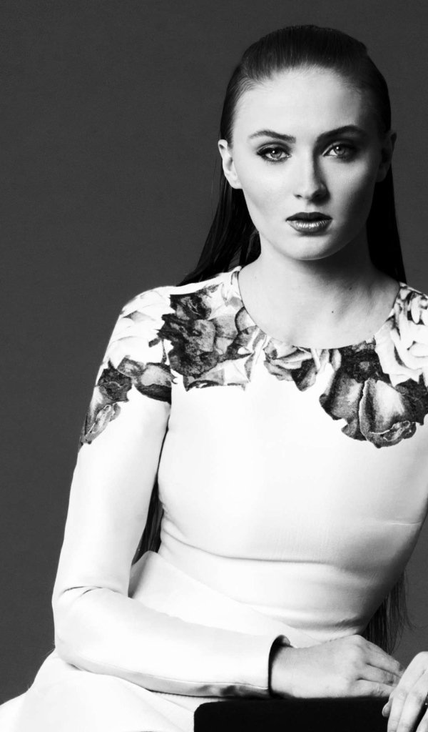 Актриса Софи Тёрнер в красивом платье, черно-белое фото