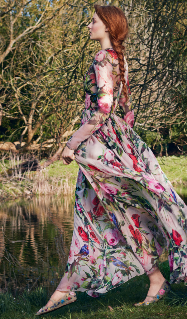 Актриса Софи Тёрнер в красивом платье у реки