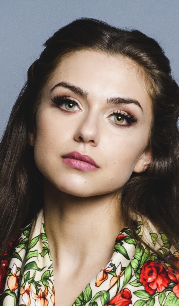 Актриса Виктория Конфал на сером фоне