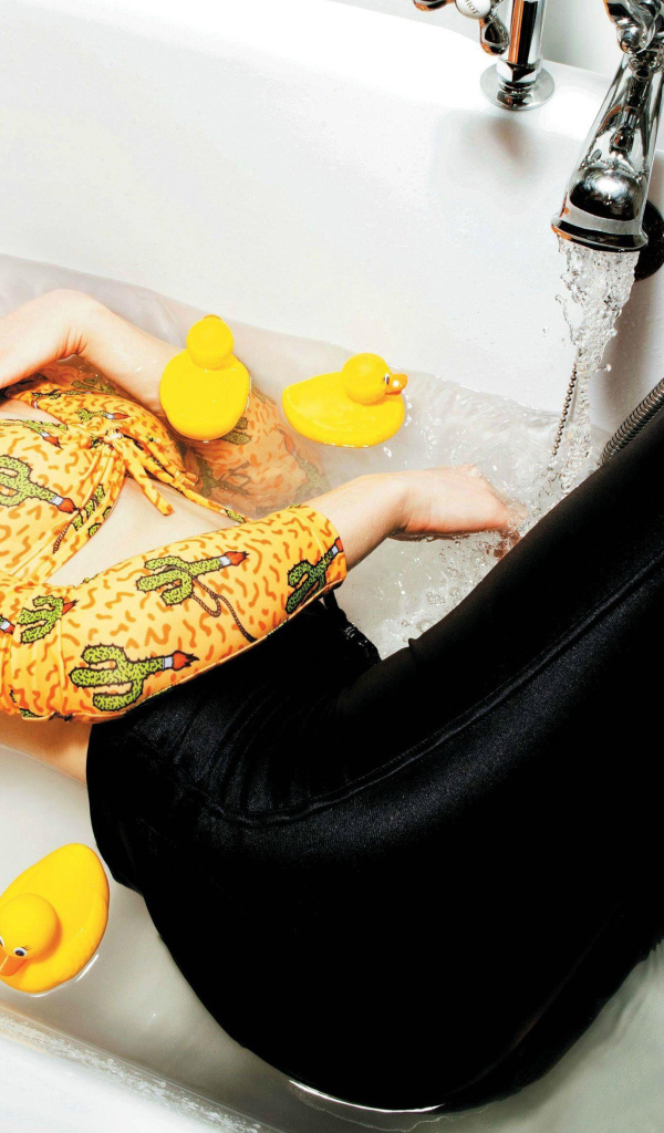 Актриса Ивонн Страховски в ванной