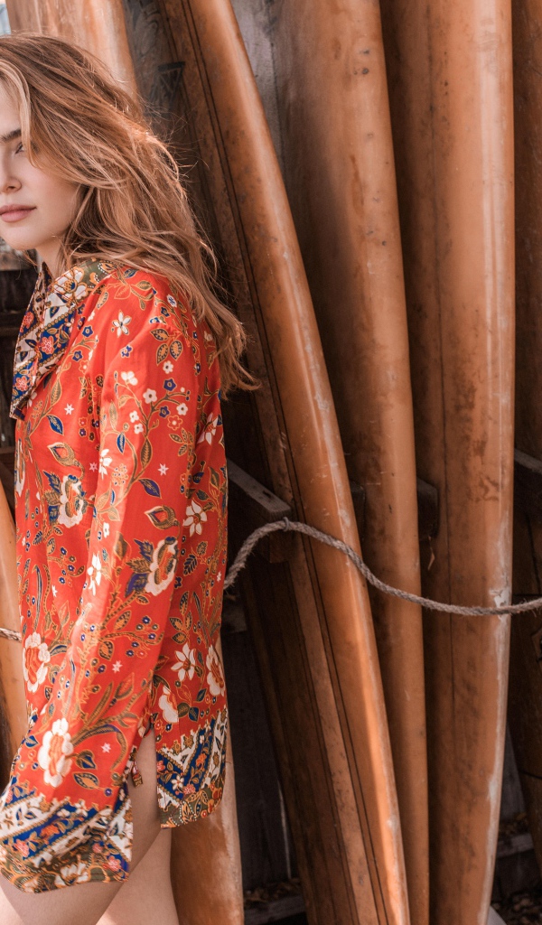 Актриса Зои Дойч возле досок для серфинга 