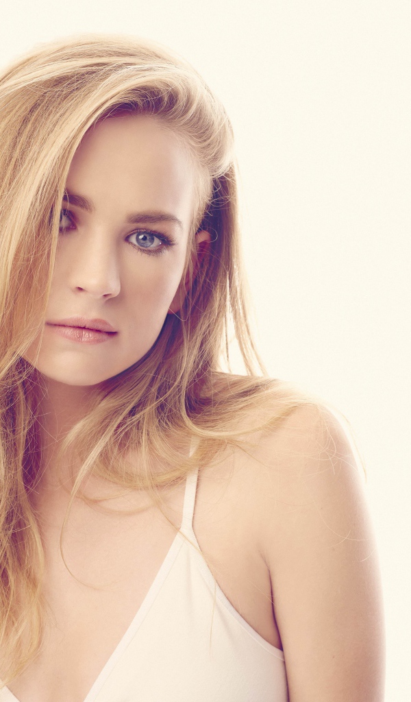 Американская актриса Бритт Робертсон фото на белом фоне