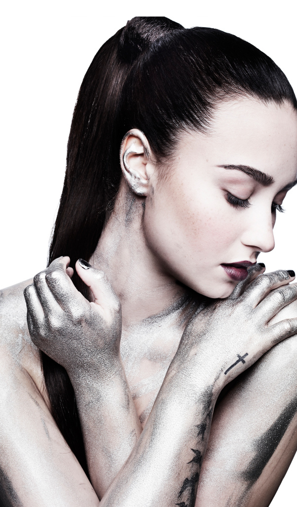 Американская актриса Деми Ловато фото на белом фоне