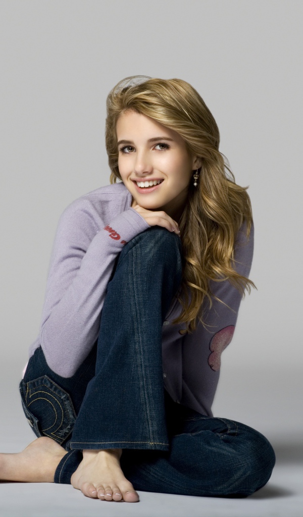 Американская актриса Эмма Робертс на сером фоне