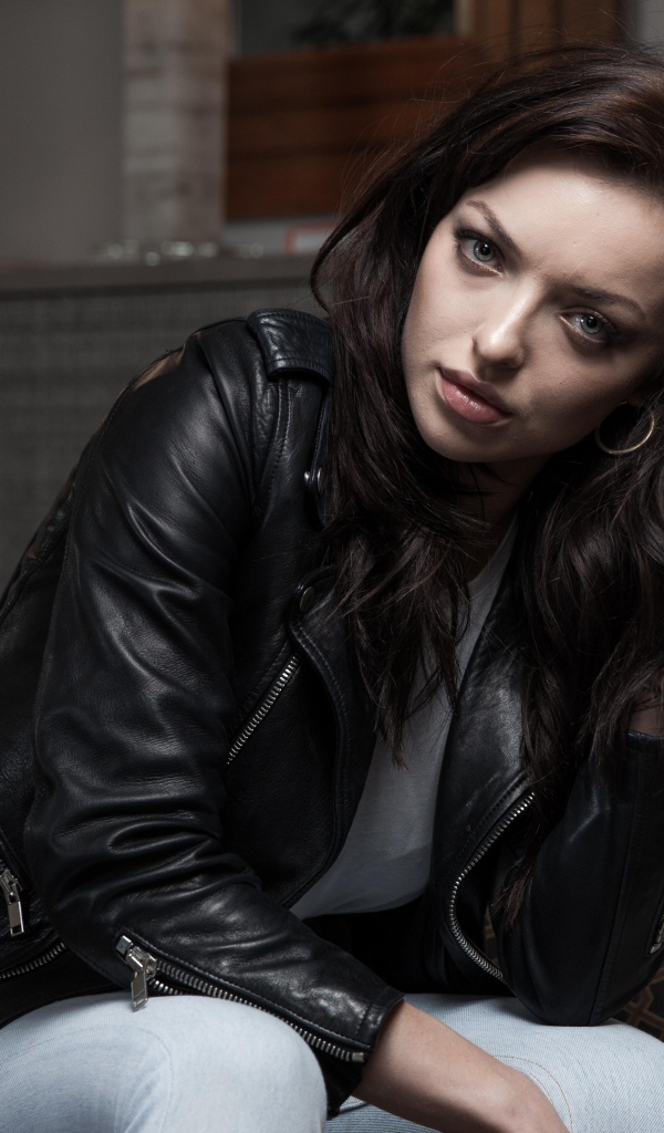 Американская актриса Франческа Фишер-Иствуд в черной кожаной куртке