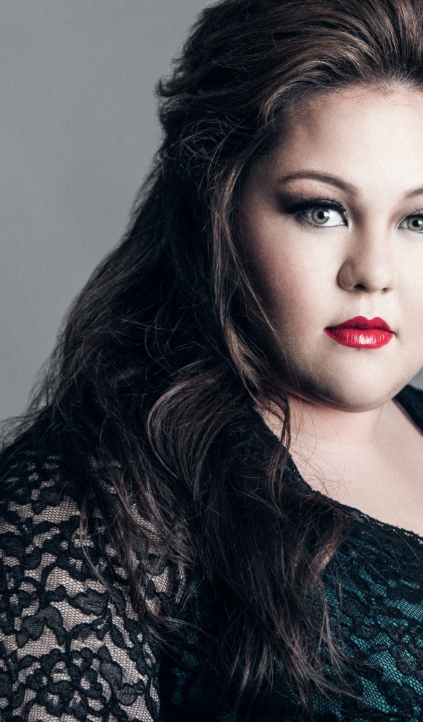 Американская актриса Джолин Парди фото на сером фоне