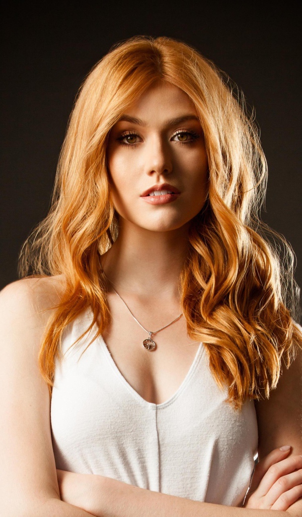 Американская актриса Кэтрин Макнамара с рыжими волосами