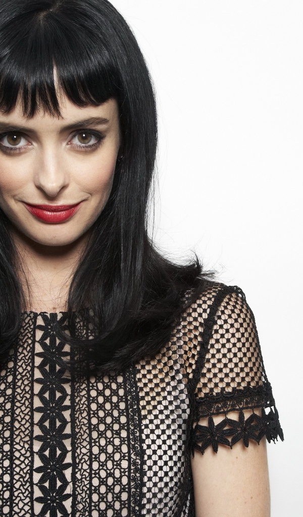 Американская актриса Кристен Риттер на сером фоне