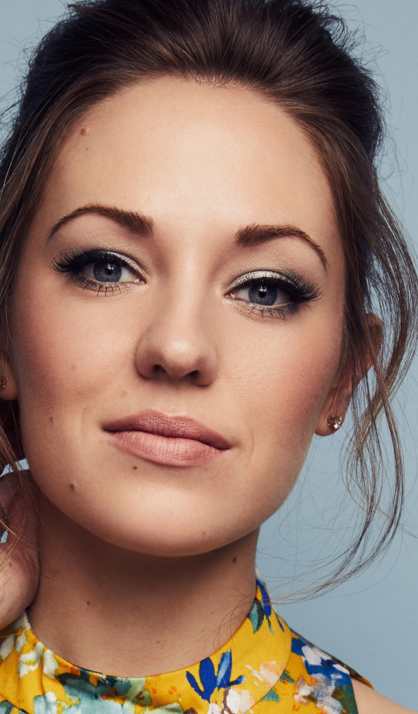 Американская актриса Лора Оснс на сером фоне