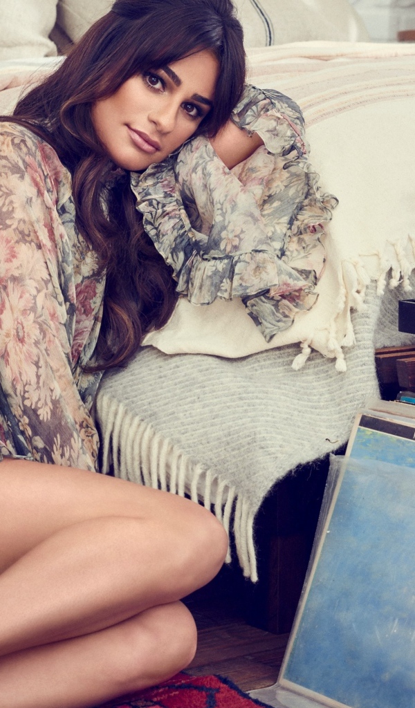 Американская актриса Лиа Мишель сидит у кровати