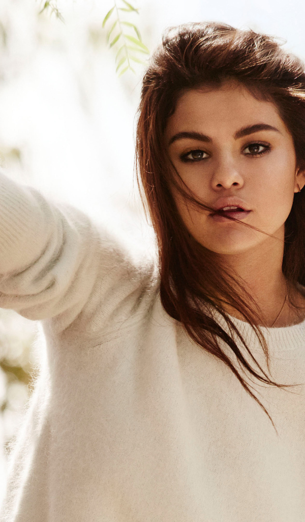 Американская актриса Селена Гомес стоит у дерева