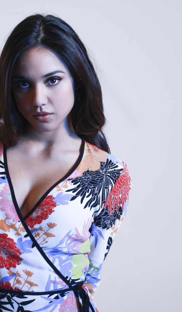 Американская актриса Саммер Бишил фото на сером фоне