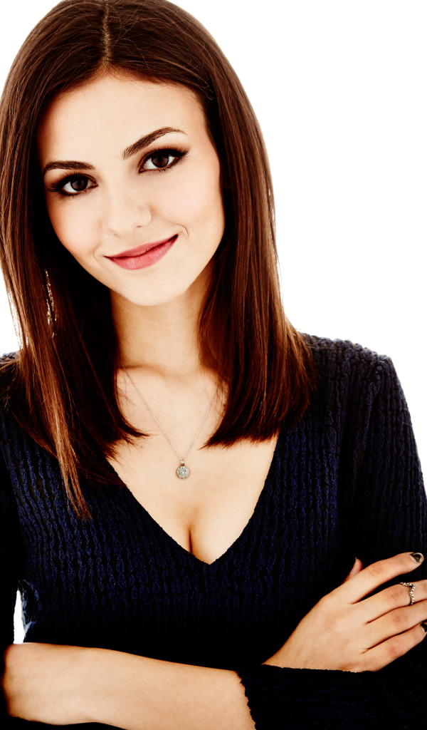 Американская актриса Виктория Джастис на белом фоне