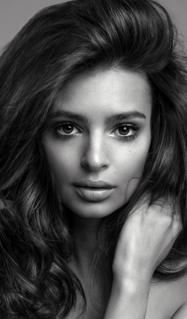 Американская актриса, модель Эмили Ратаковски, черно-белое фото