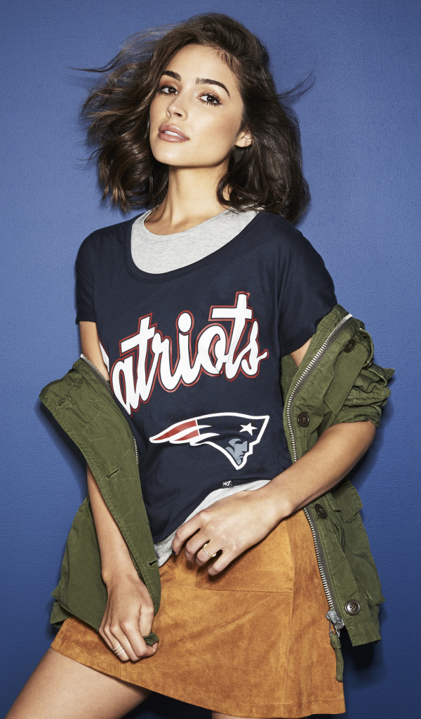 Американская актриса, модель Оливия Калпо на синем фоне