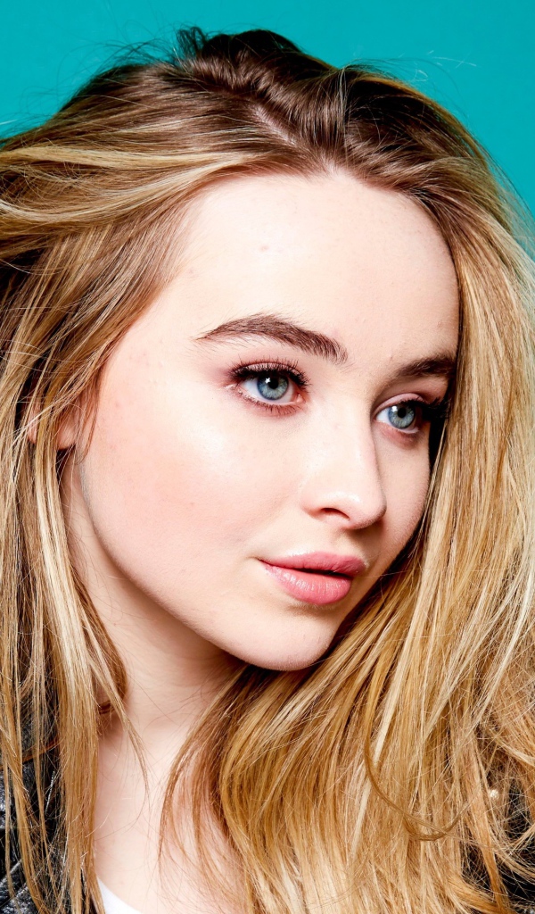 Американская актриса и певица Сабрина Карпентер в черной куртке