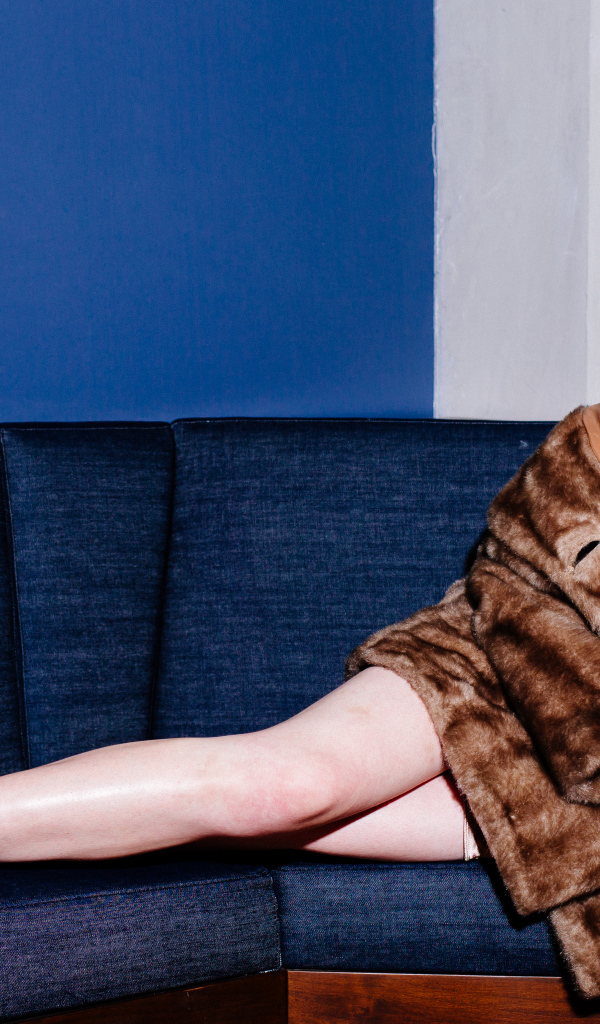 Американская рыжеволосая актриса Кэтрин Макнамара на диване