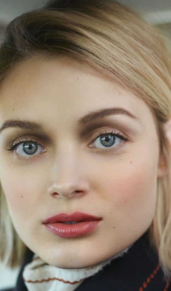 Австралийская актриса Белла Хиткот в машине