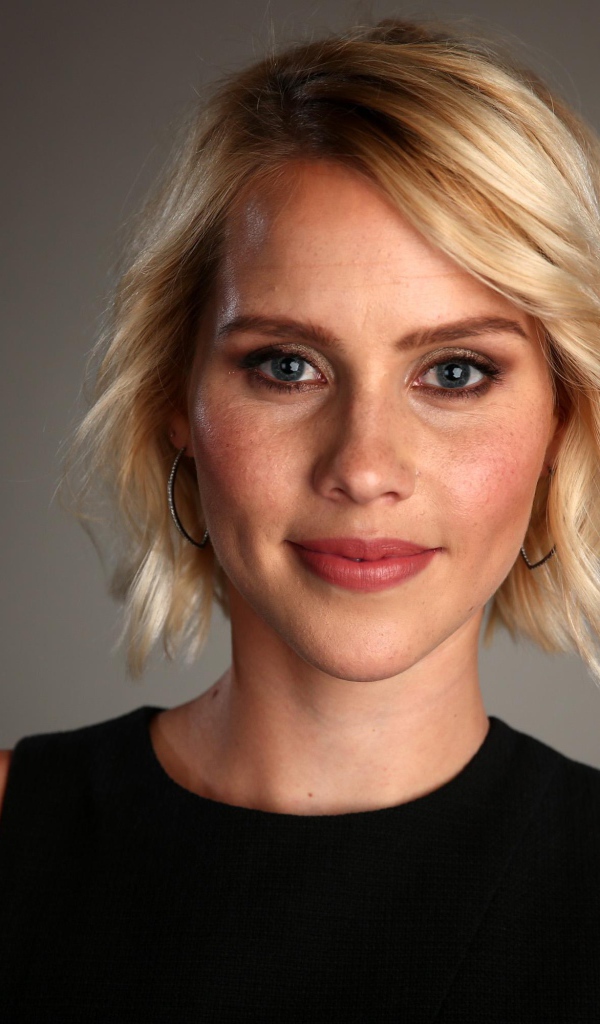 Австралийская актриса Клэр Холт на сером фоне