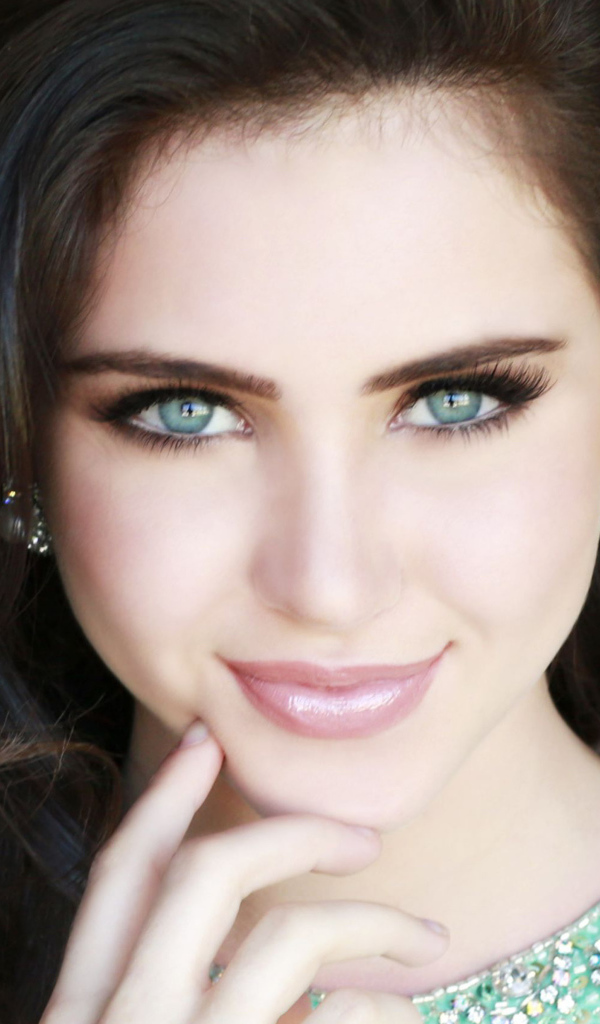 Красивая американская актриса Райан Ньюман