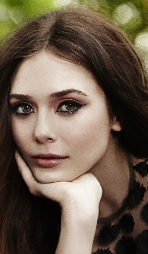 Красивая Элизабет Олсен в черном платье