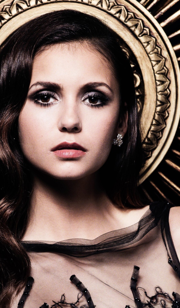 Красивая Нина Добрев с длинными волосами