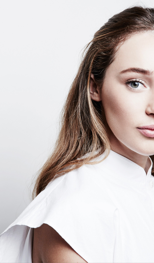 Красивая актриса Алисия Дебнем-Кэри в белом