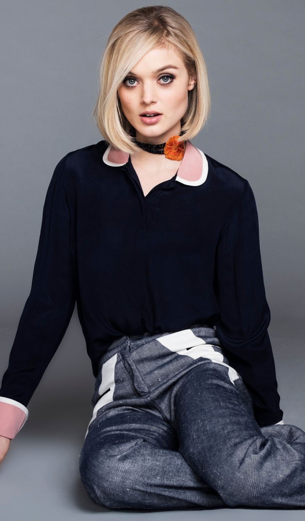 Красивая актриса Белла Хиткот на сером фоне