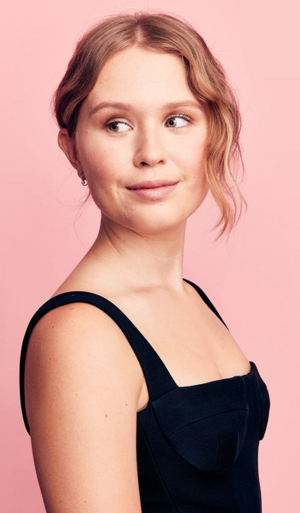 Красивая актриса Элайза Сканлен фото на розовом фоне