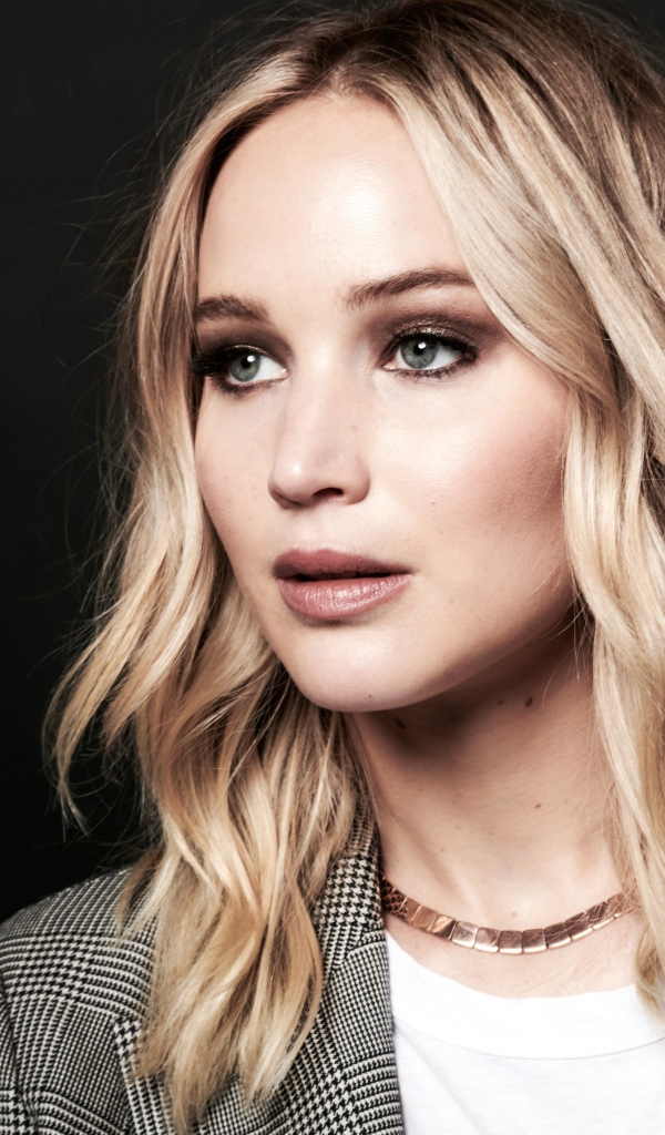 Красивая актриса Дженнифер Лоуренс на сером фоне